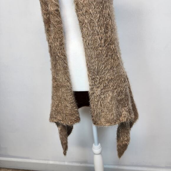 Escio Crochet Back Cardigan Size L Tan Sleeveless Draped Open Fuzzy Eyelash Chic - Picture 4 of 9